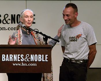 English: Dr. Jane Goodall with Dr. Lou Perrott...